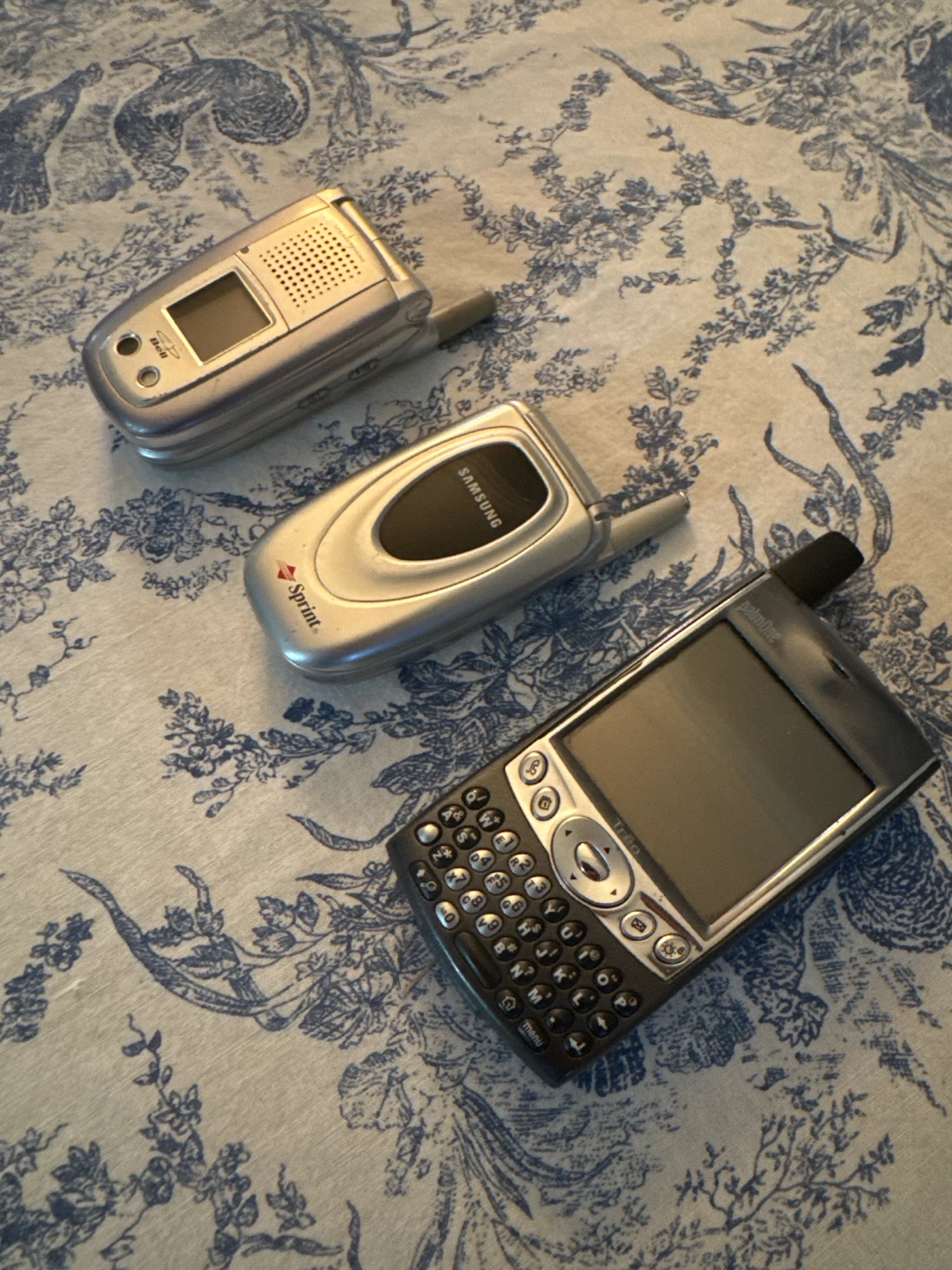 Three vintage mobile phones - photo 2