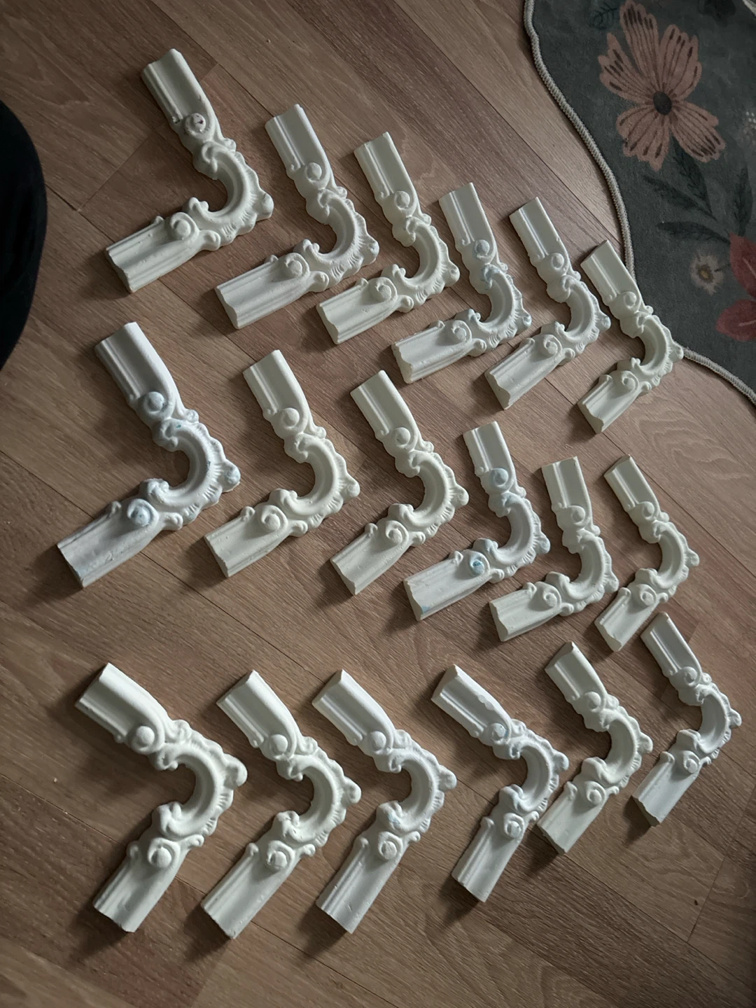 Set of 16 Decorative Corner Moldings