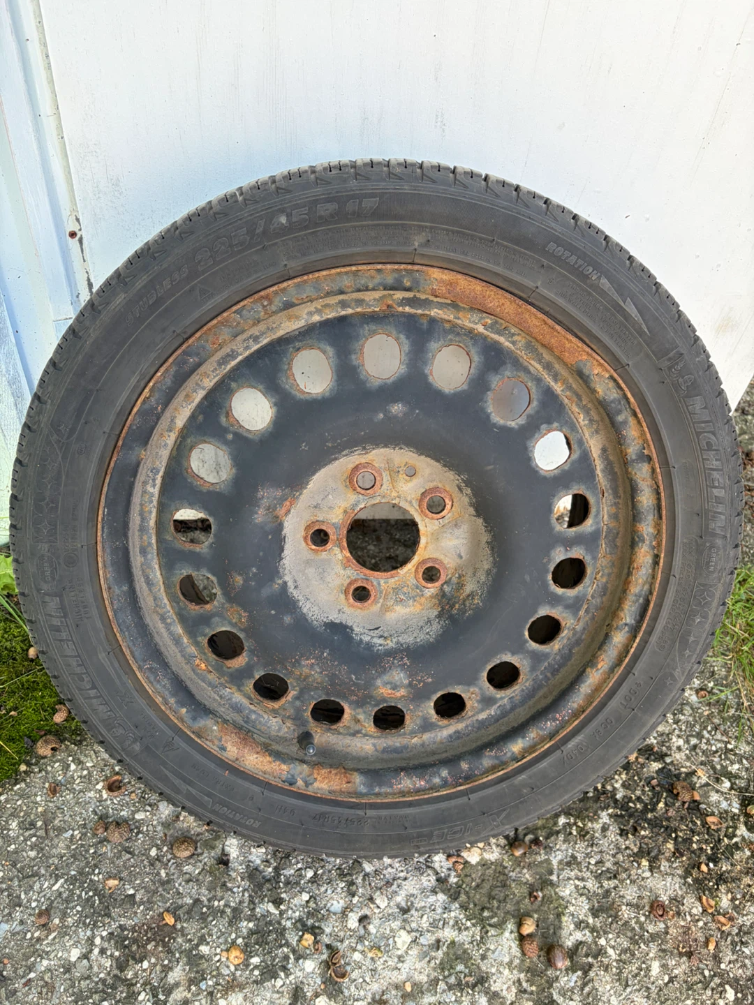 Set of Michelin X-Ice Snow Tires 225/45R17 on rims - photo 4
