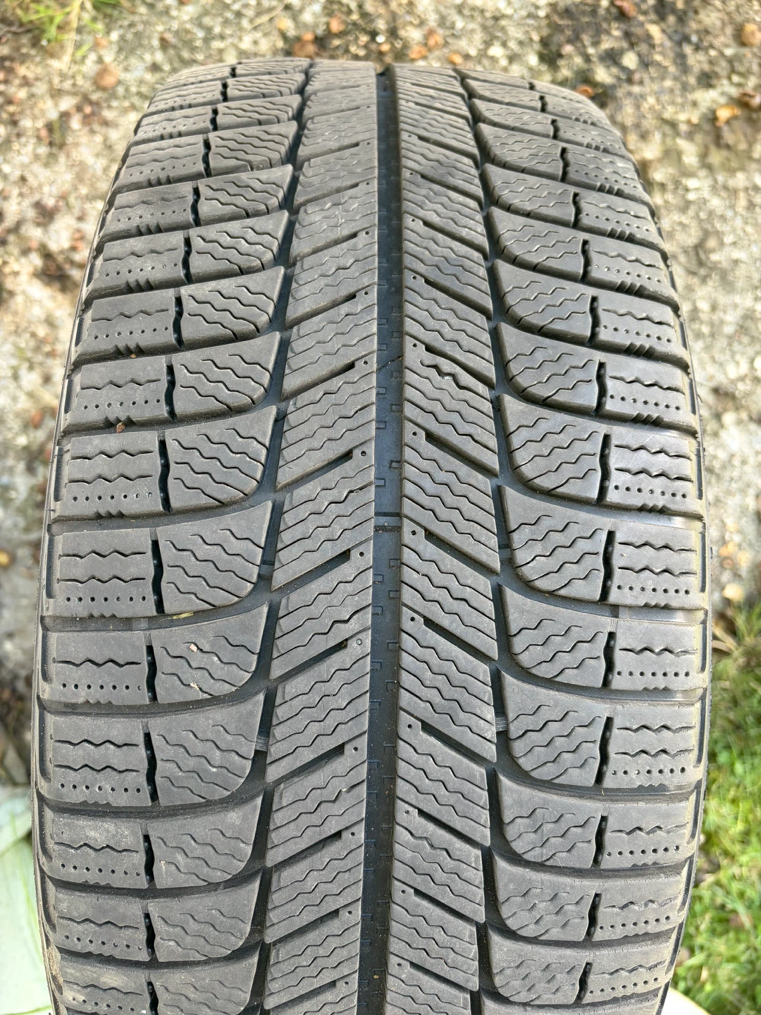Set of Michelin X-Ice Snow Tires 225/45R17 on rims - photo 5