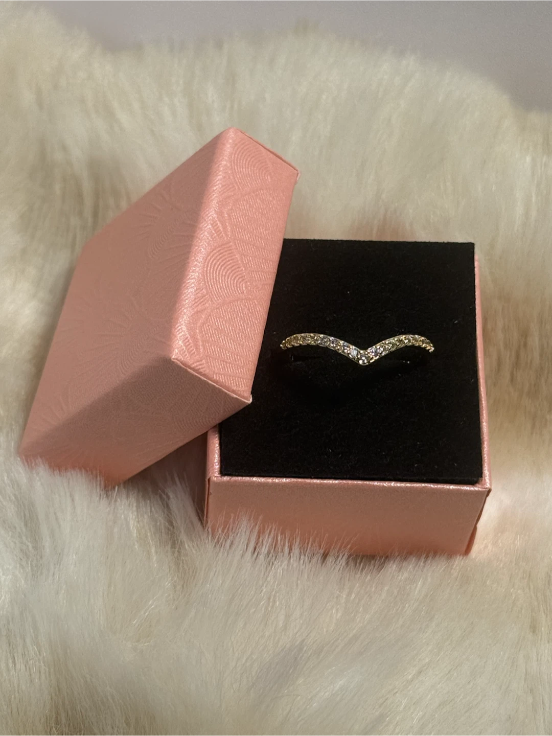 Gold-tone V-shape crystal ring size 6 - photo 2