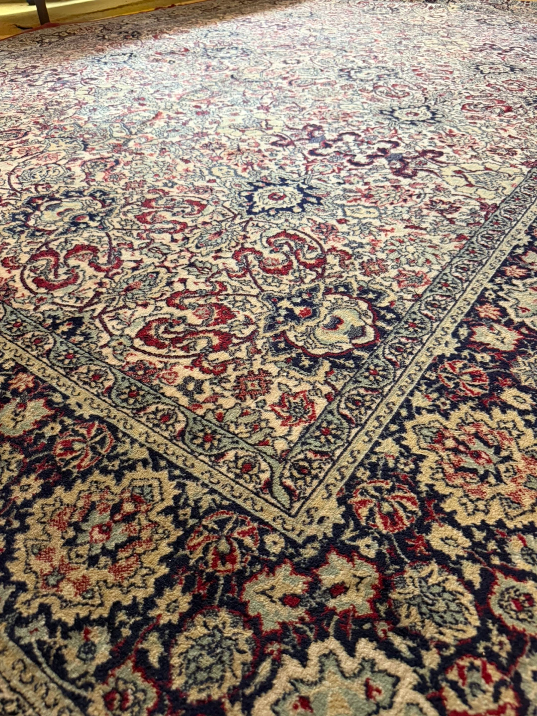 Traditional Persian-style area rug - photo 2