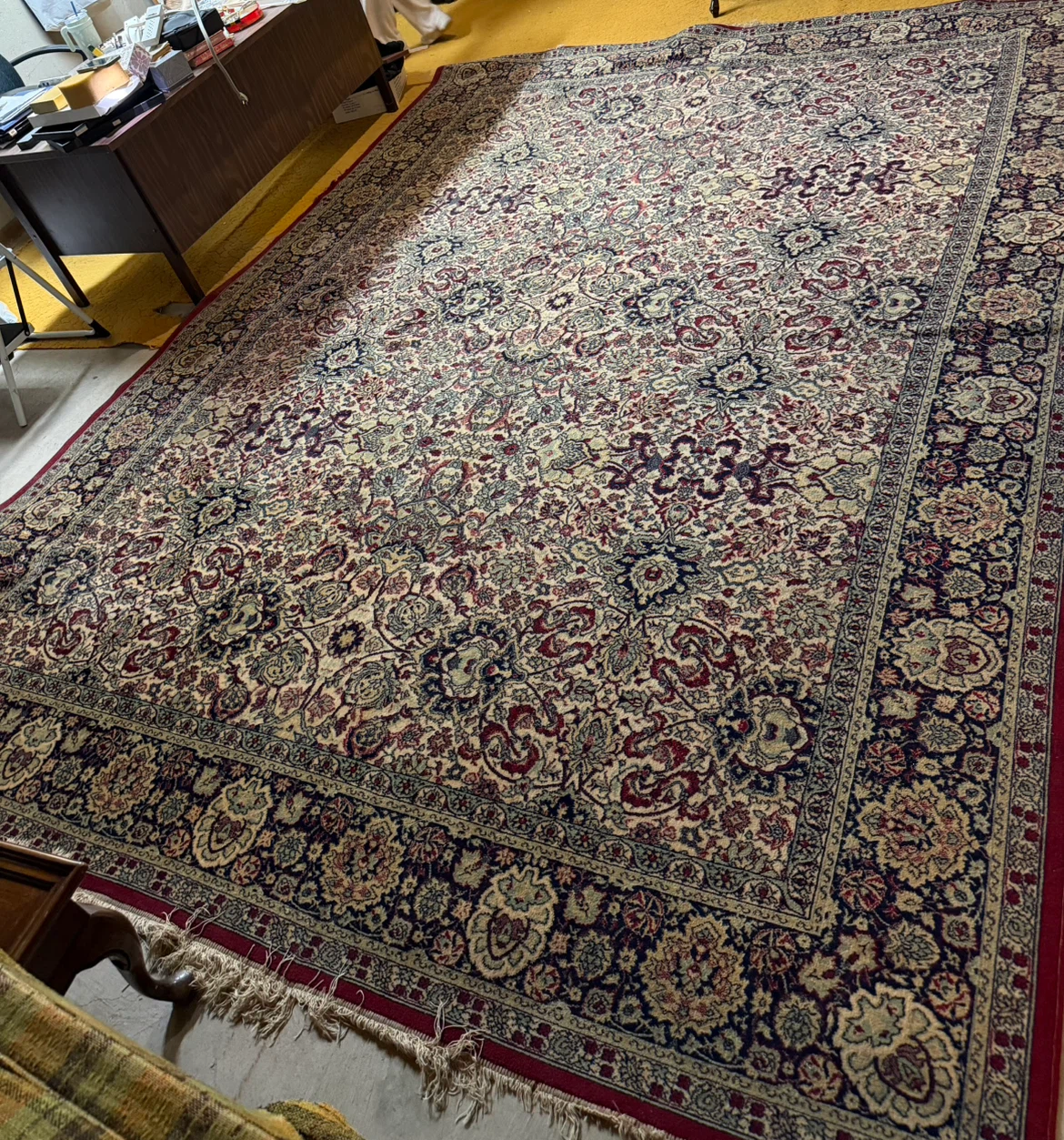 Traditional Persian-style area rug - photo 3