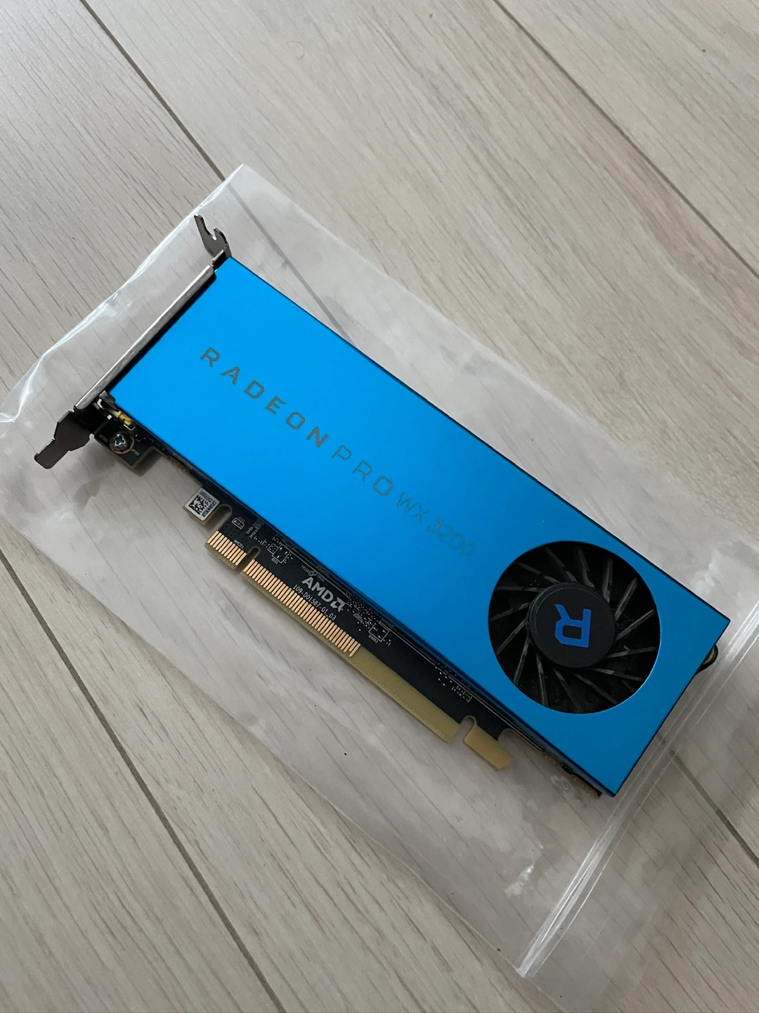 AMD WX3200 GPU radeon pro