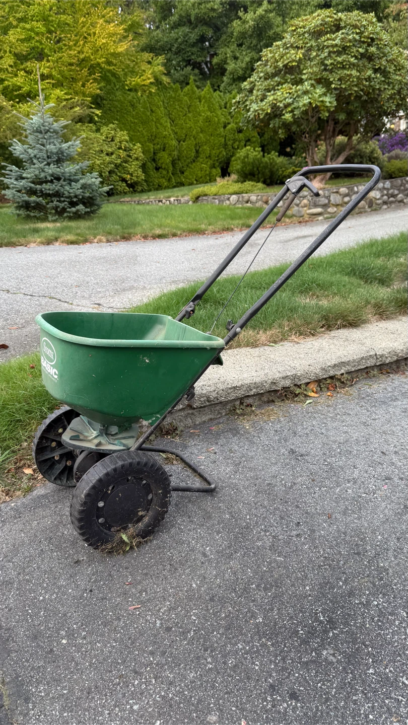 Scotts Basic Broadcast Spreader - photo 2