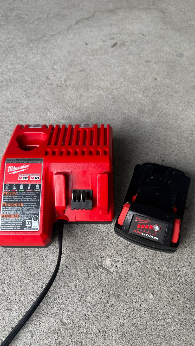 Milwaukee M12 and M18 Battery Charger with 1.5Ah Battery - photo 2