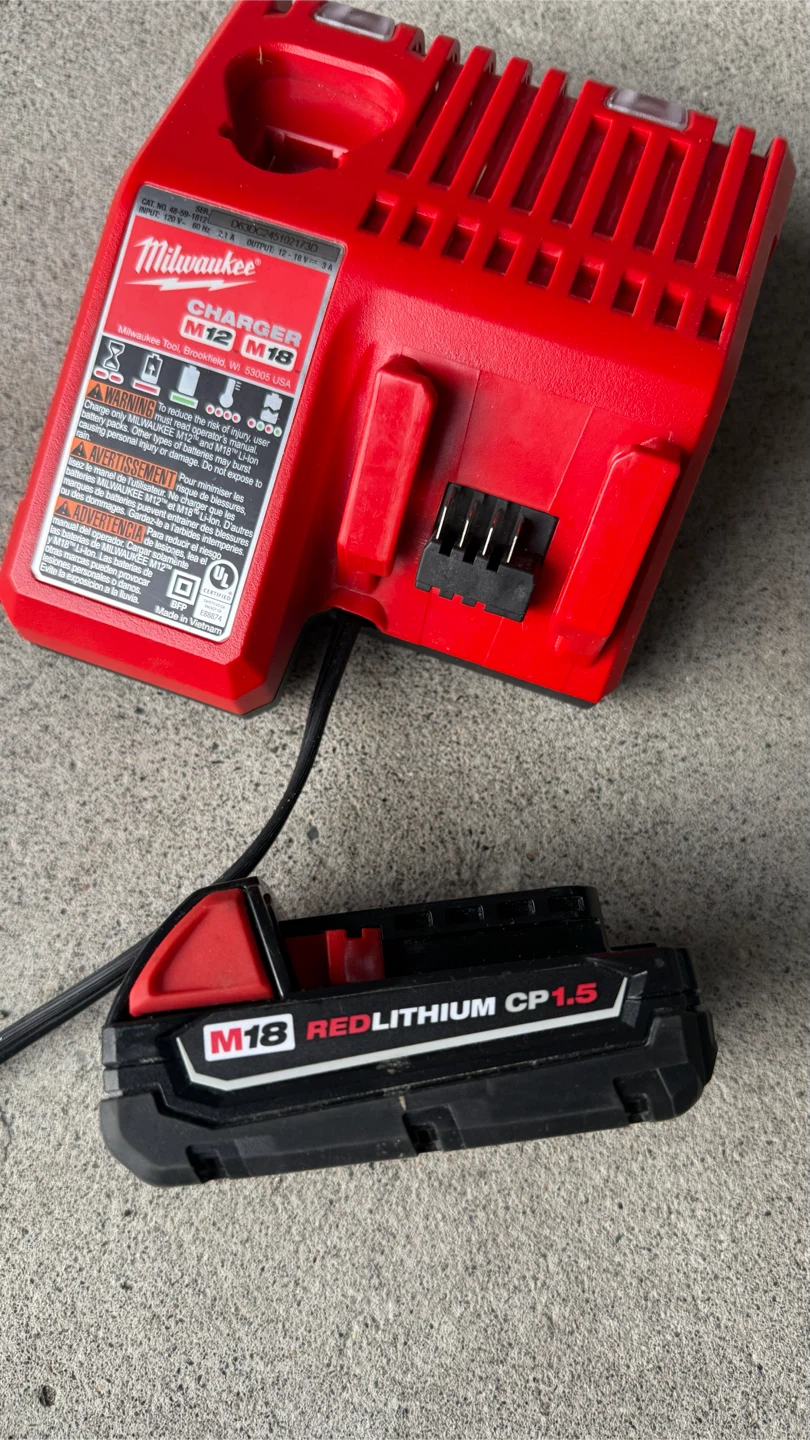 Milwaukee M12 and M18 Battery Charger with 1.5Ah Battery - photo 4