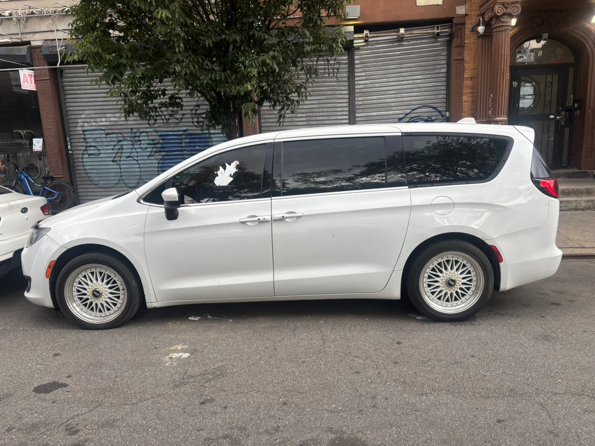 White Chrysler Pacifica Minivan - photo 2