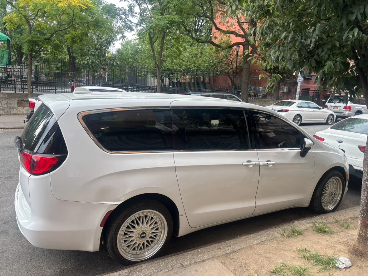 White Chrysler Pacifica Minivan - photo 3