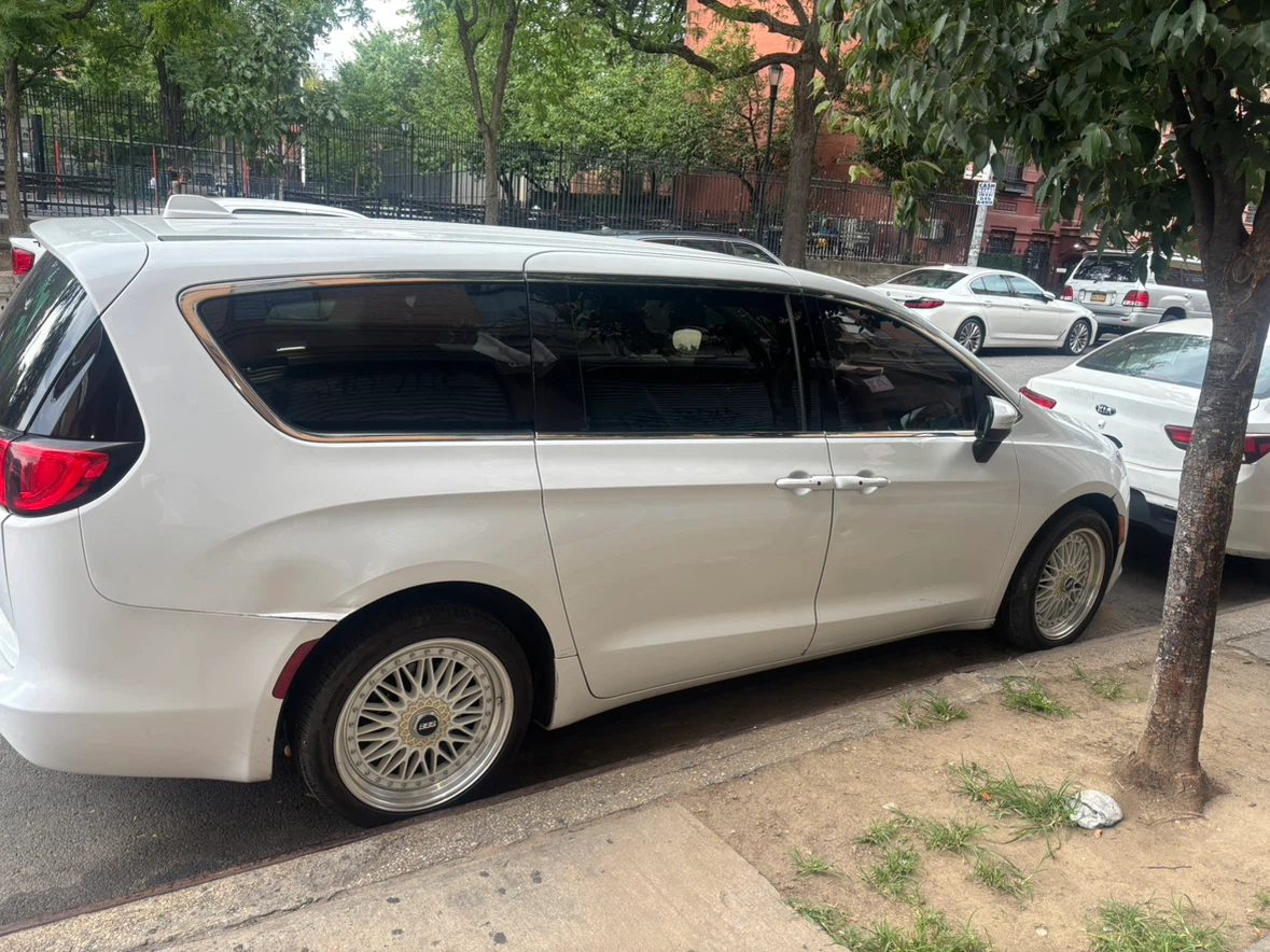 White Chrysler Pacifica Minivan - photo 4
