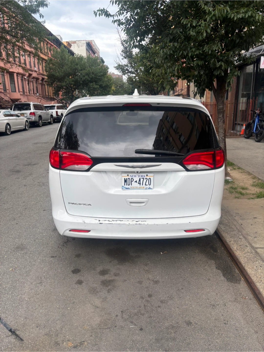 White Chrysler Pacifica Minivan - photo 5