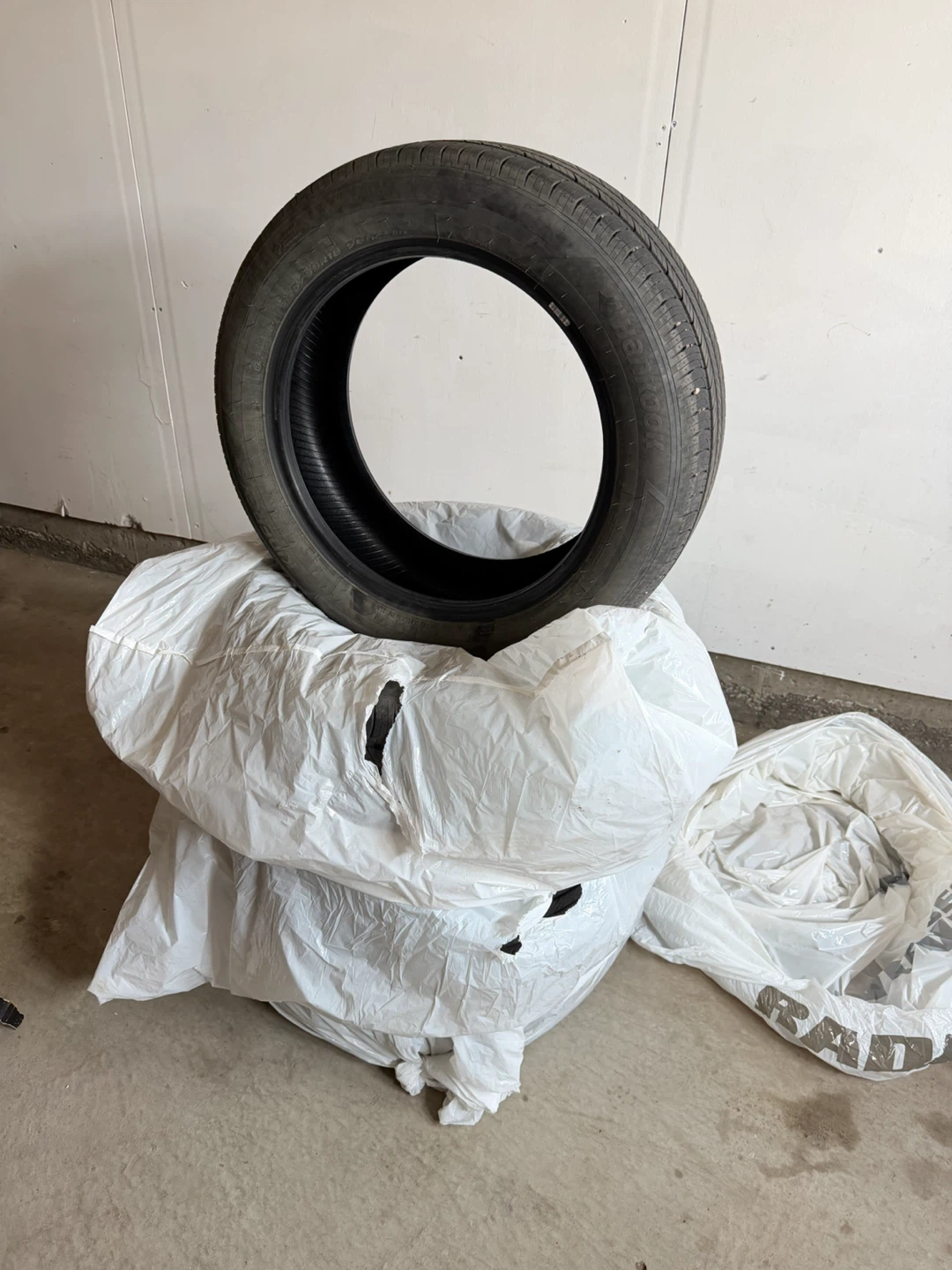 Hankook Kinergy GT Tire 225/55R18 98H - photo 4