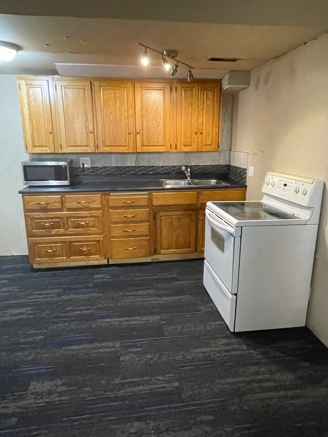Basement for rent - photo 2