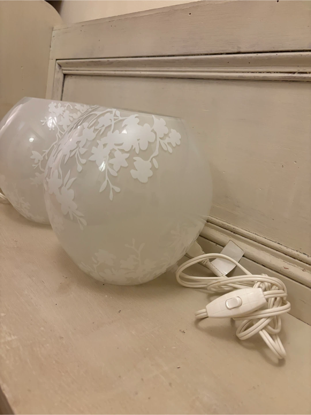 Set of Two Floral Frosted Glass Globe Lamps - photo 4