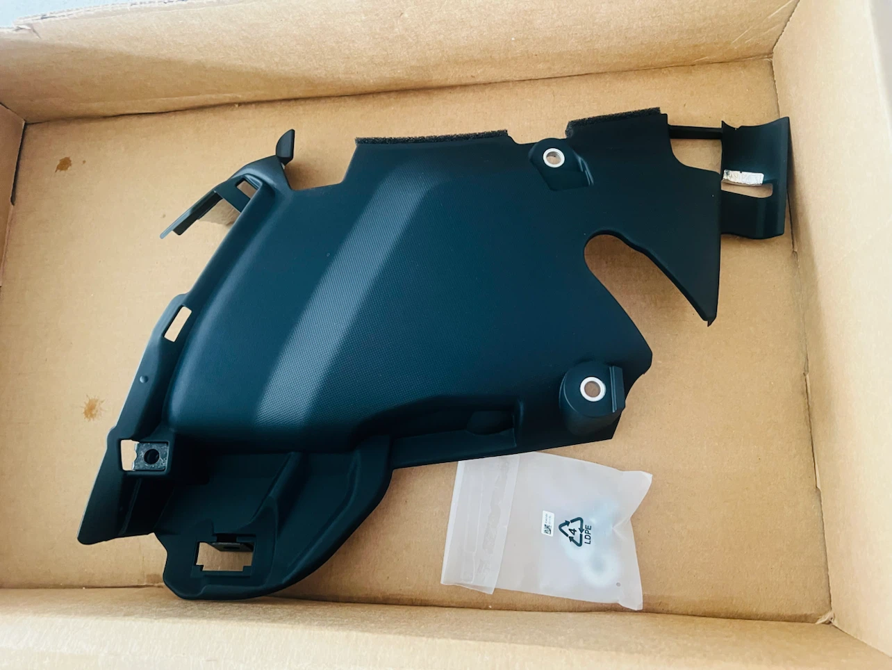 R1 07-08 OEM RIGHT DRIVER REARSET PROTECTOR TRIM COVER - photo 2