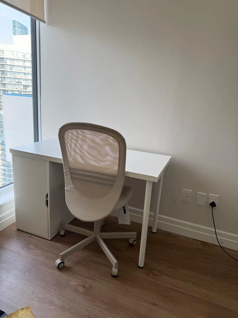 White desk with matching office chair - photo 2