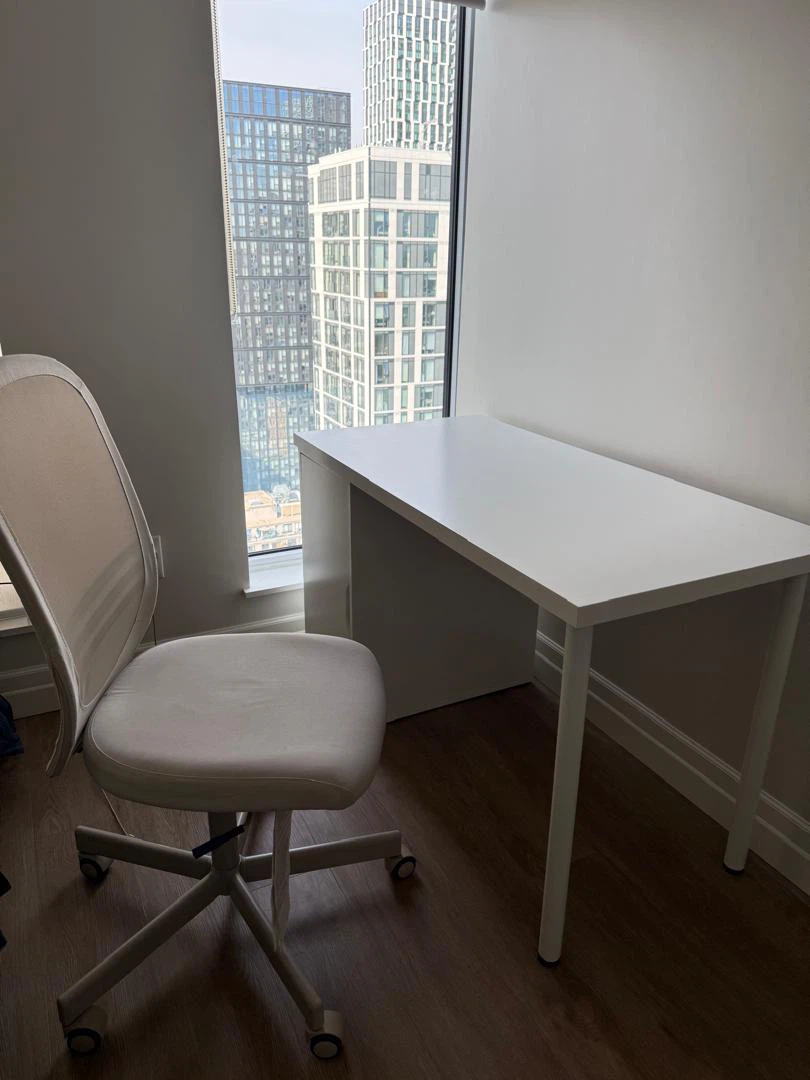 White desk with matching office chair - photo 3