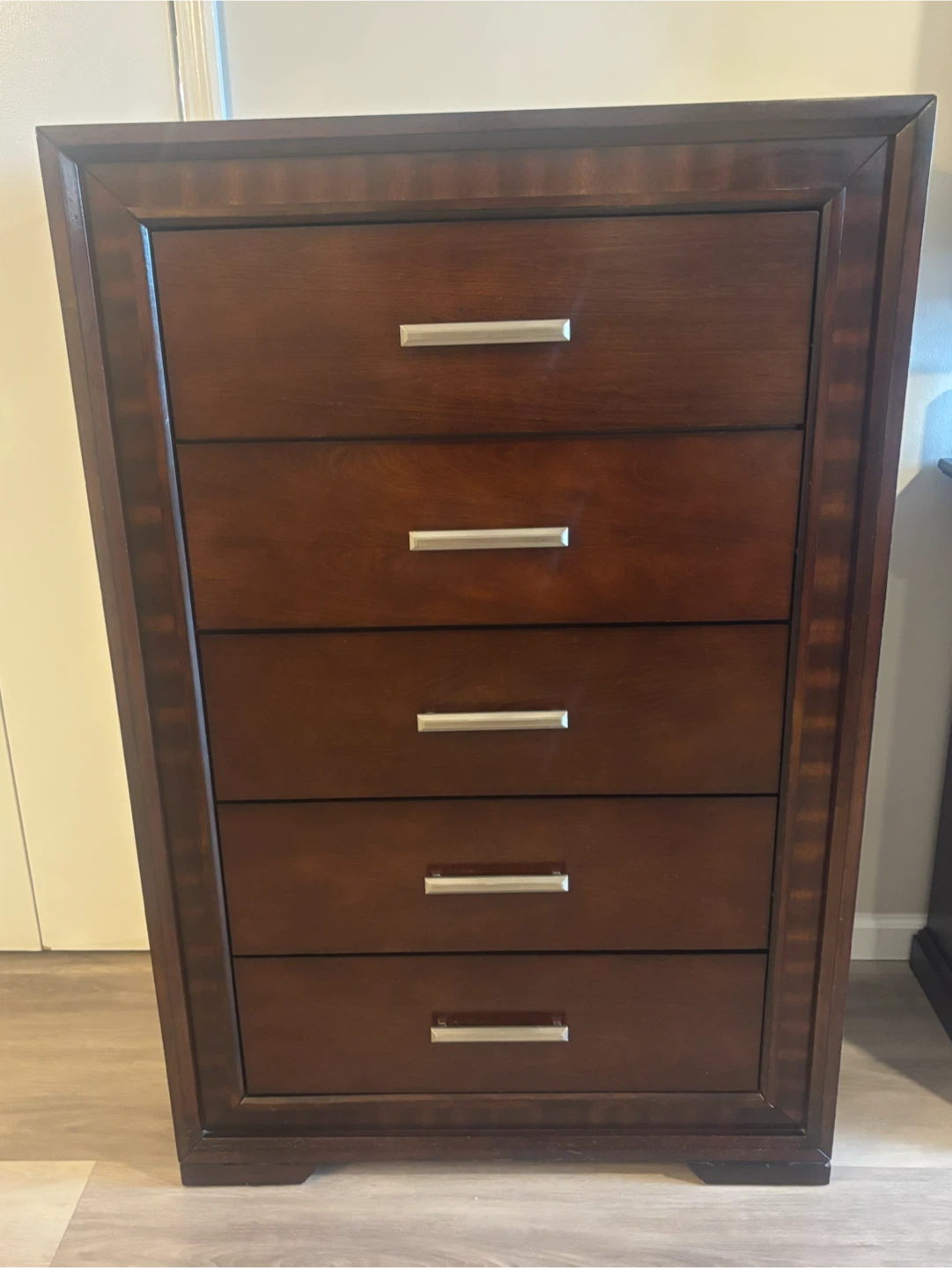 Chest w/ 5 Drawers