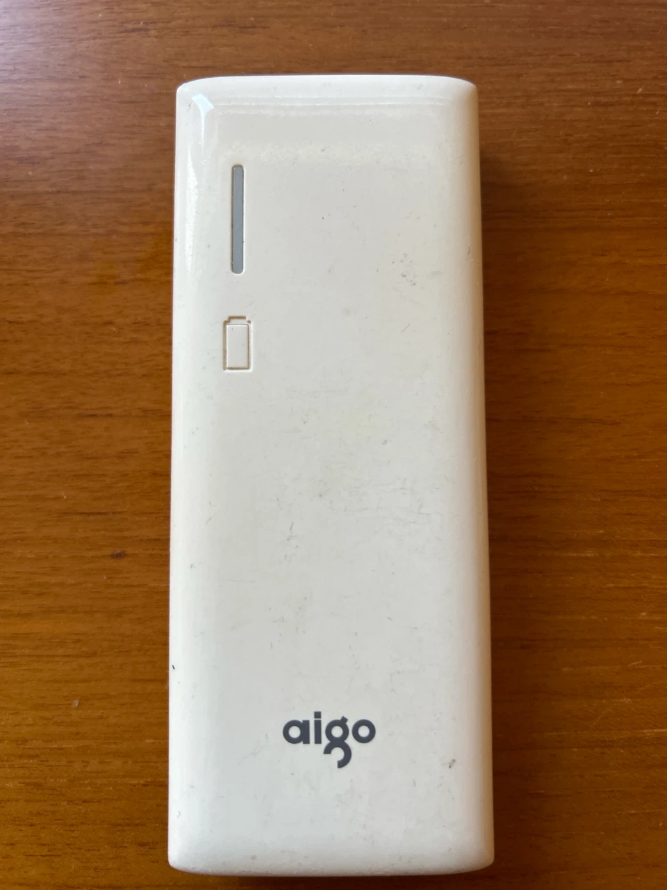 Aigo white portable power bank