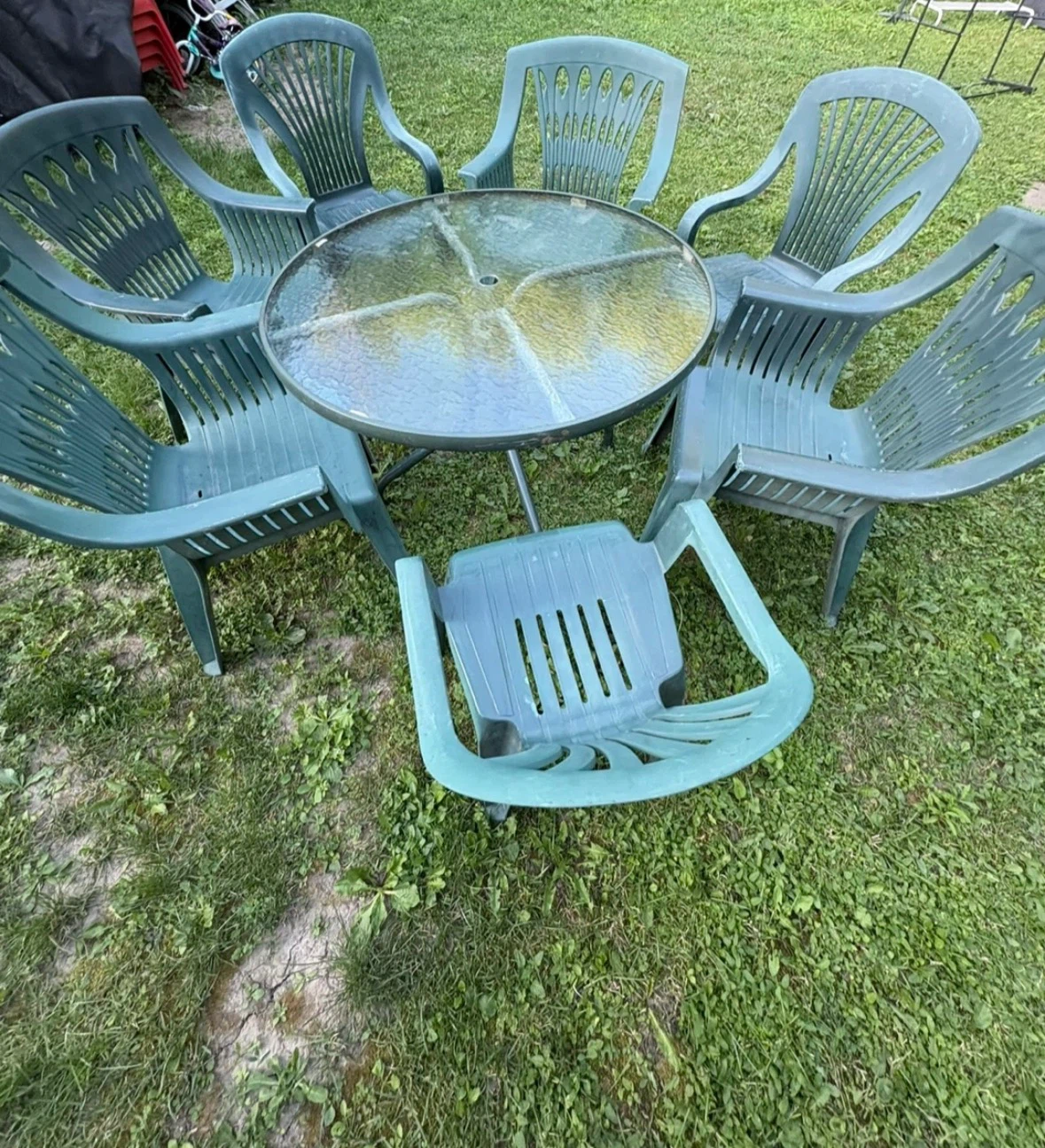 Outdoor patio set with 6 chairs and table
