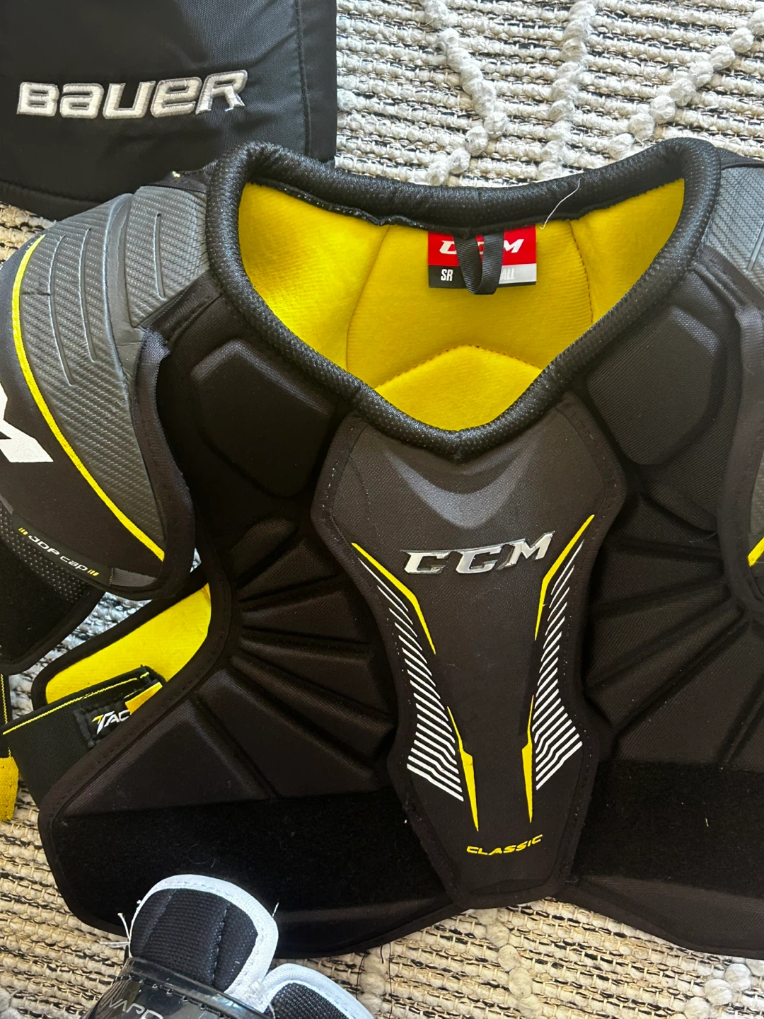 CCM Classic Shoulder Pads, Size Senior Small - photo 2