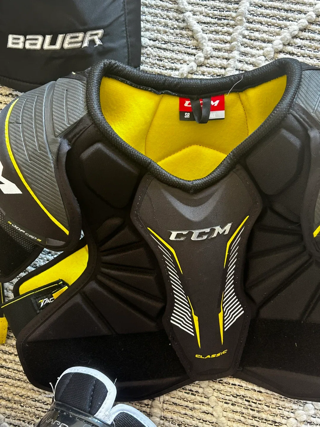 CCM Classic Shoulder Pads, Size Senior Small - photo 2