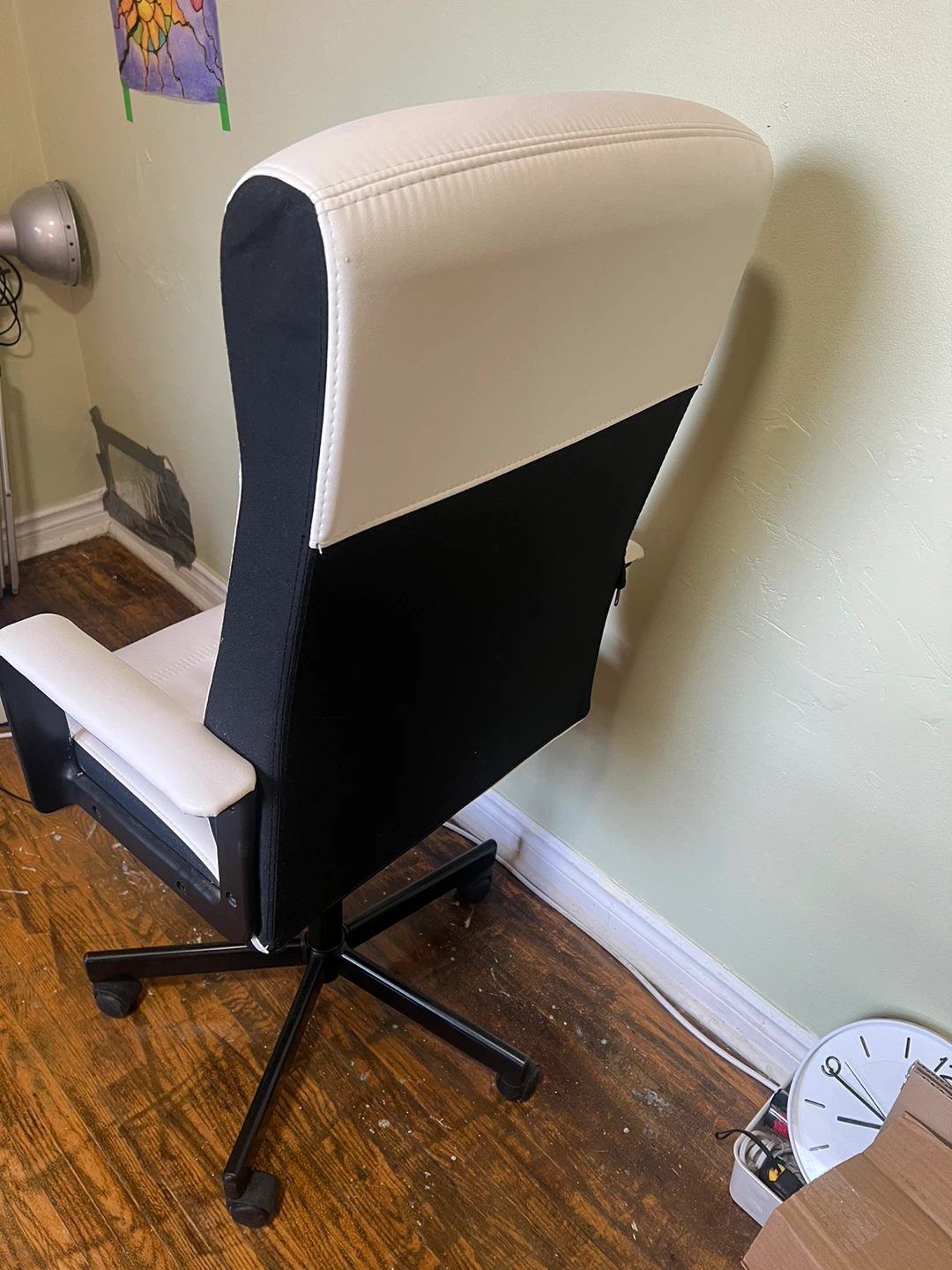 Moving sale: IKEA desk chair white - photo 2