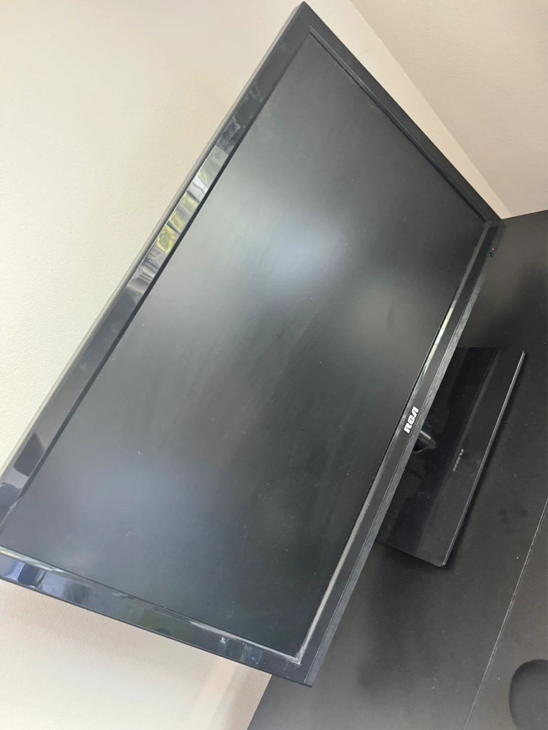 RCA 24 inch LED TV - photo 2