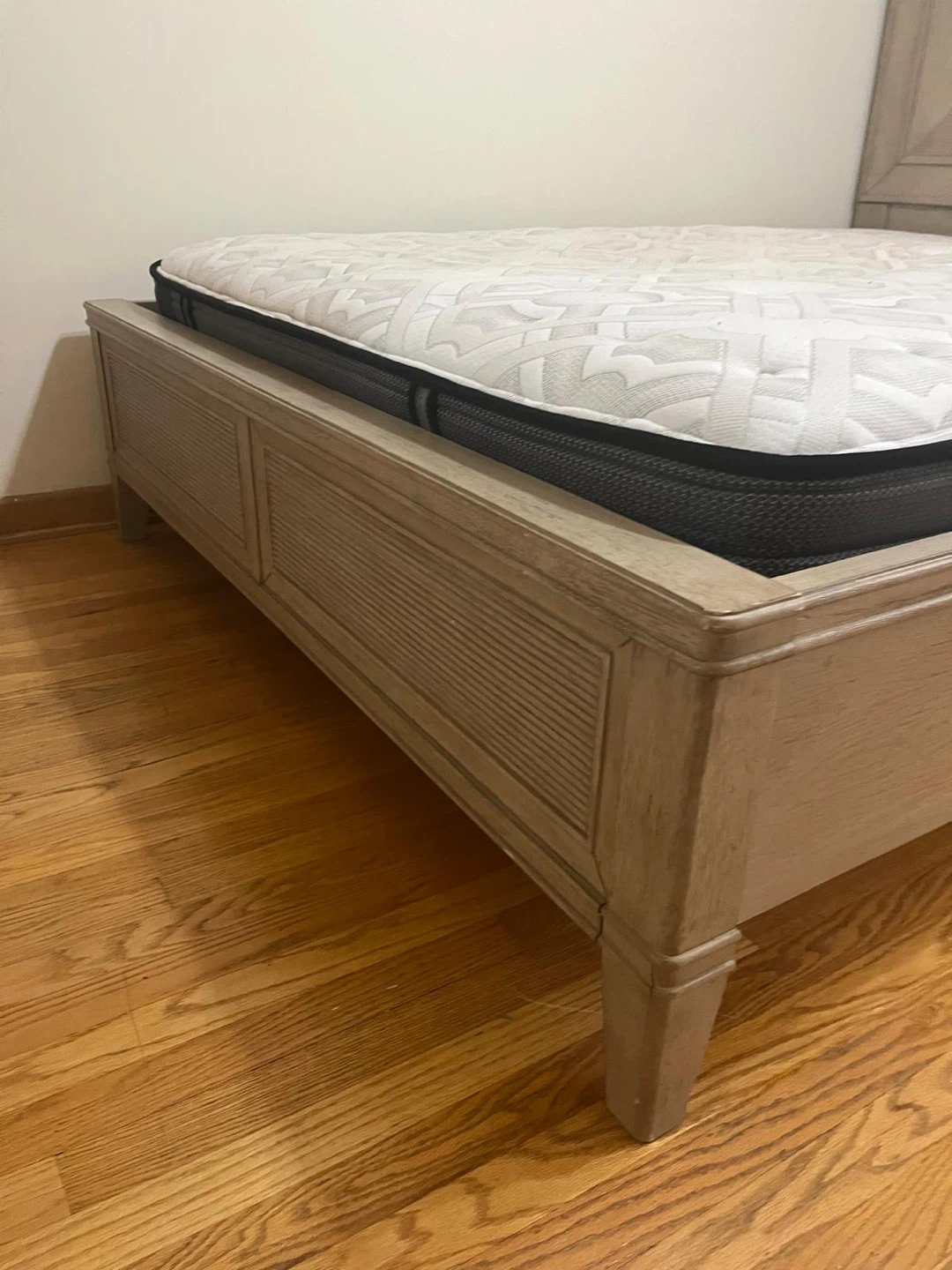Queen Size Bed Frame - photo 2