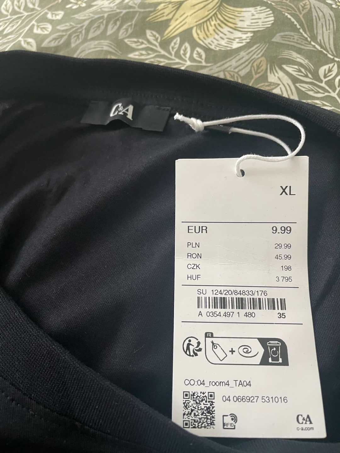 C&A Black T-Shirt with Face Design - photo 4