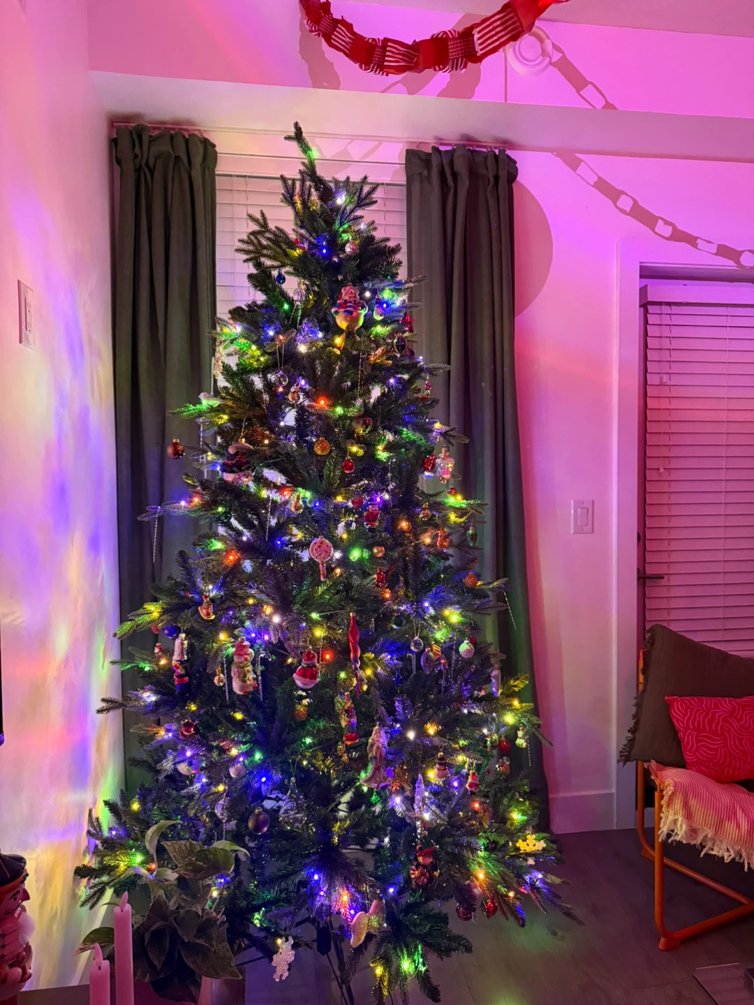 7.5ft. Pre-Lit Windsor Spruce Artificial Christmas Tree - photo 2