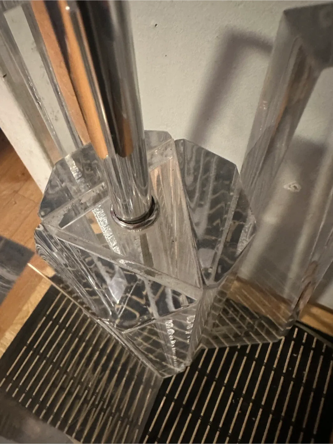 Mid Century Modern Lucite Table Lamp - photo 4