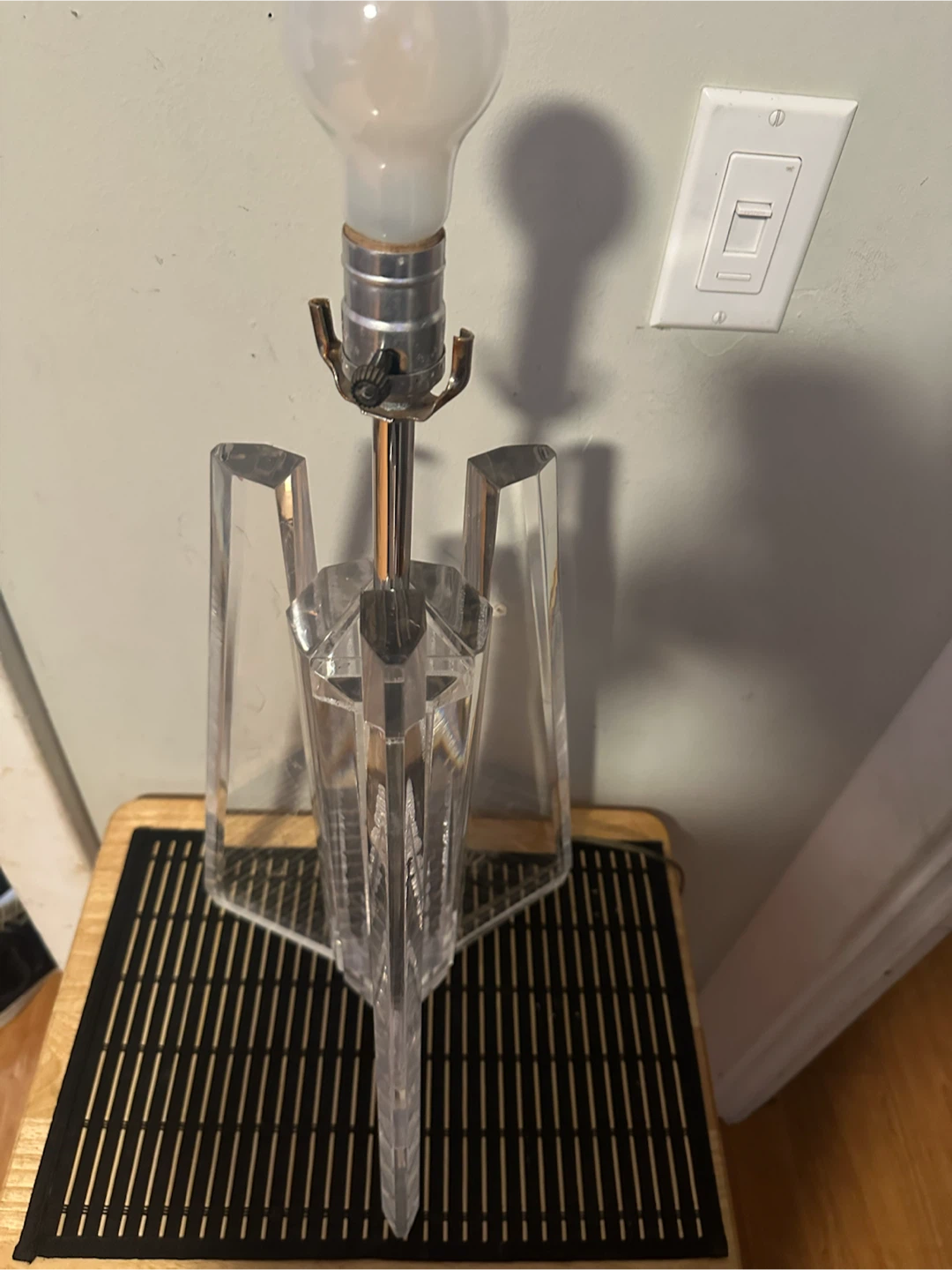 Mid Century Modern Lucite Table Lamp - photo 5