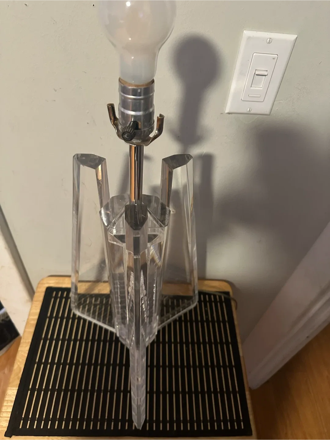 Mid Century Modern Lucite Table Lamp - photo 5