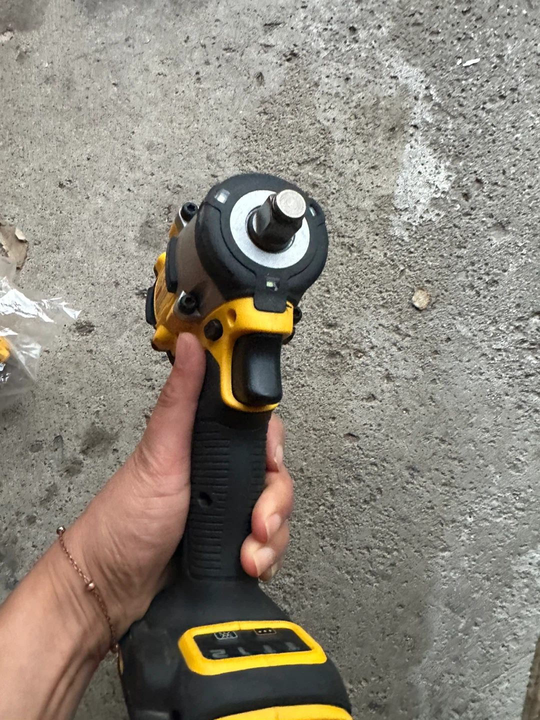 DeWalt DCF921 20V Max 1/2" Compact Impact Wrench - photo 3