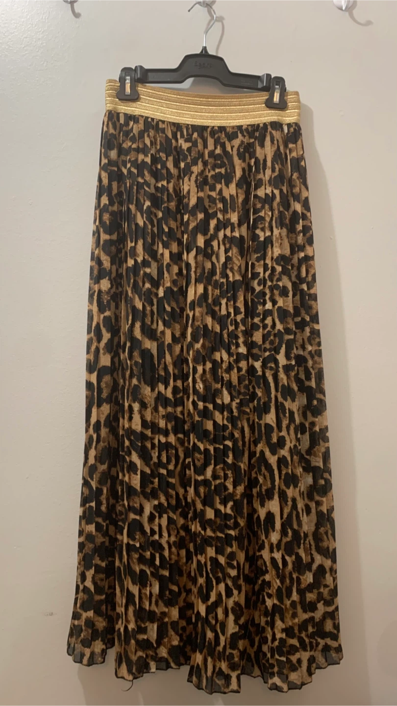 Leopard print pleated skirt