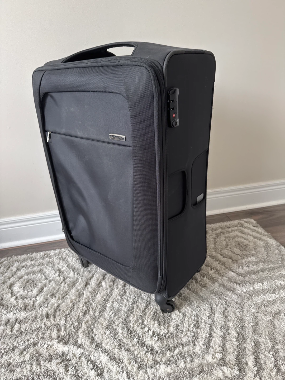 Free- large samsonite roller suitcase with lock