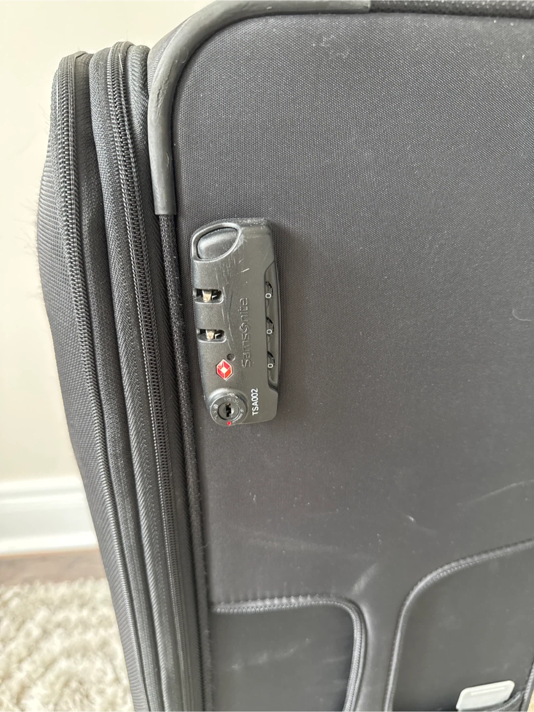 Free- large samsonite roller suitcase with lock - photo 2