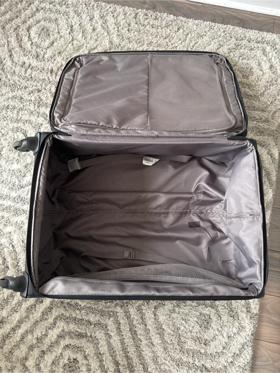 Free- large samsonite roller suitcase with lock - photo 4