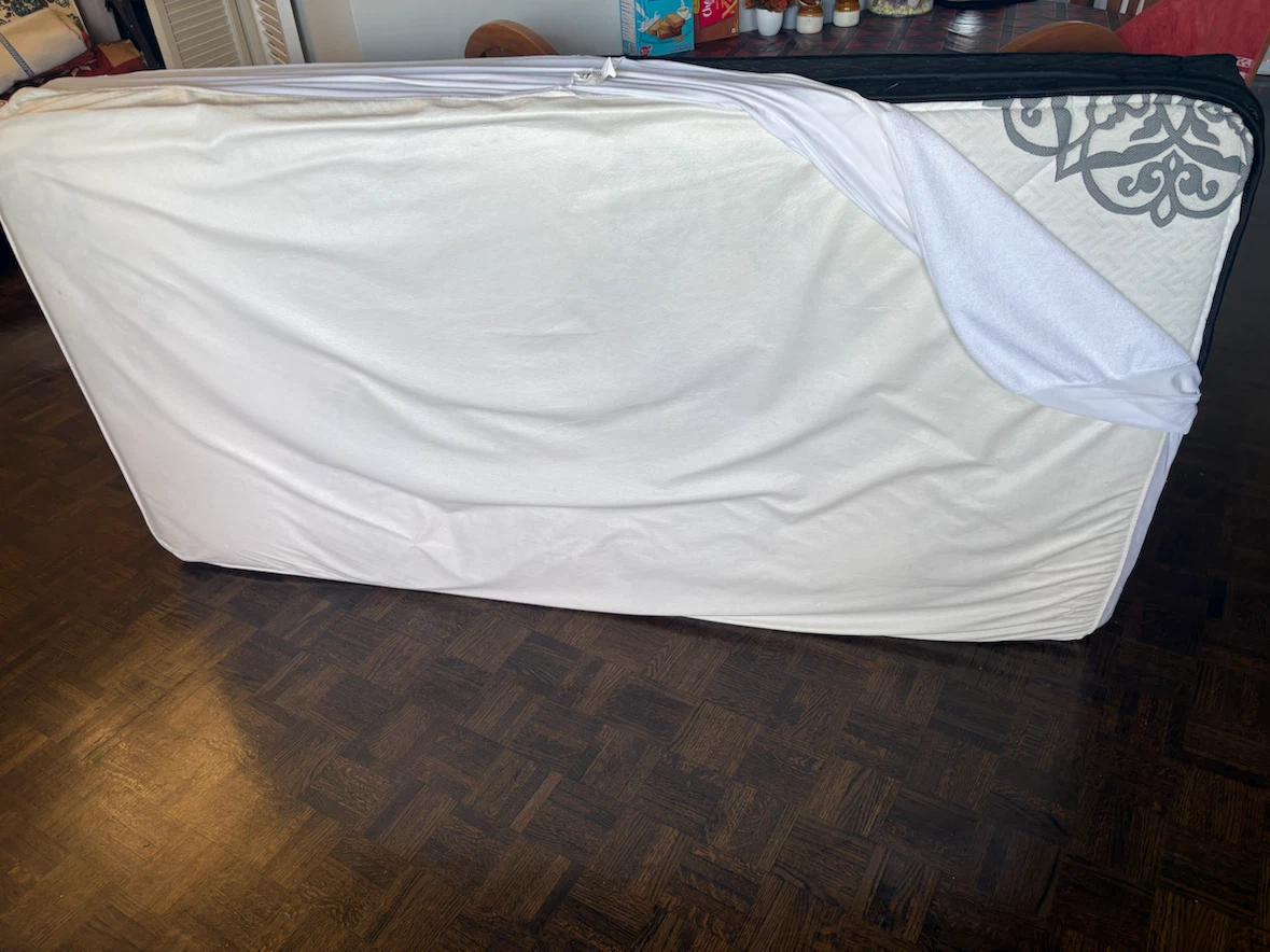 Twin size mattress with protective cover - photo 5