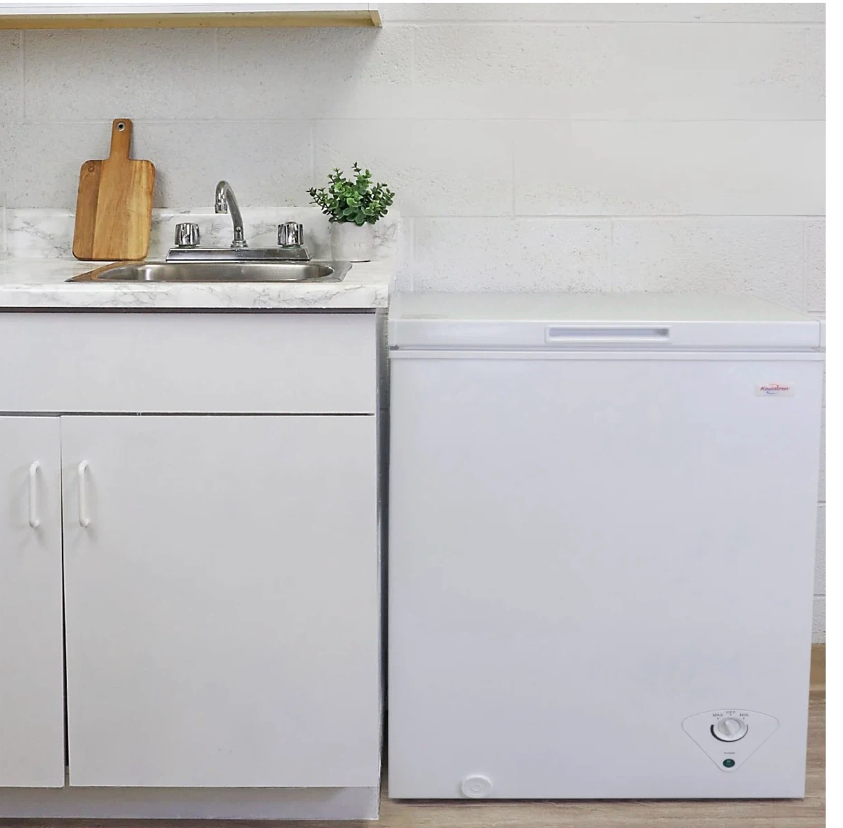 Koolatron Compact Chest Freezer 5.0 cu.ft new - photo 2