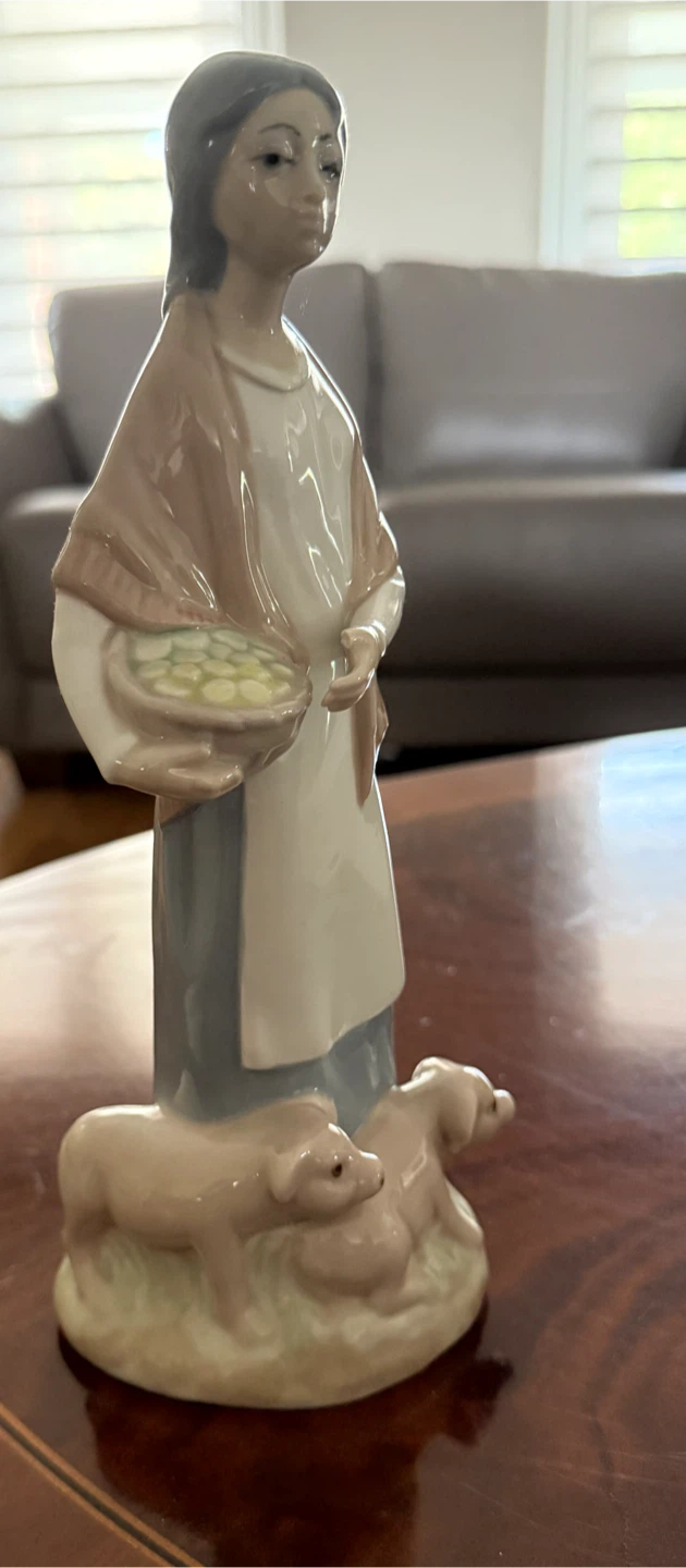 Nao Lladro Porcelain Figurine