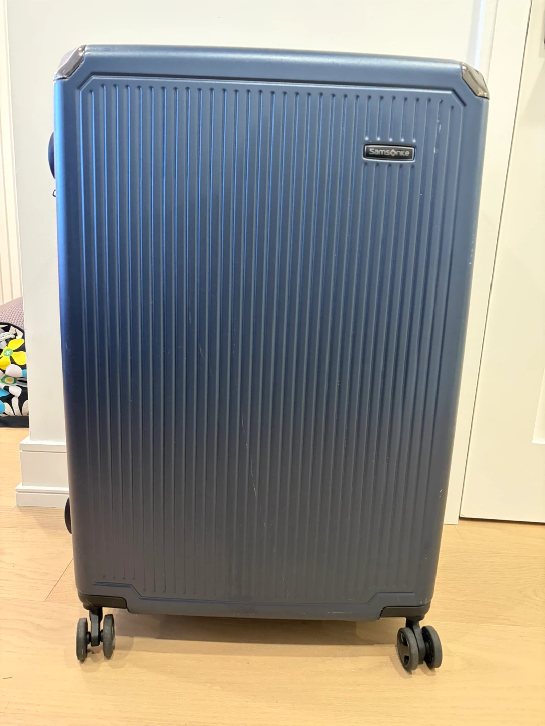 Large Samsonite Spinner Suitcase