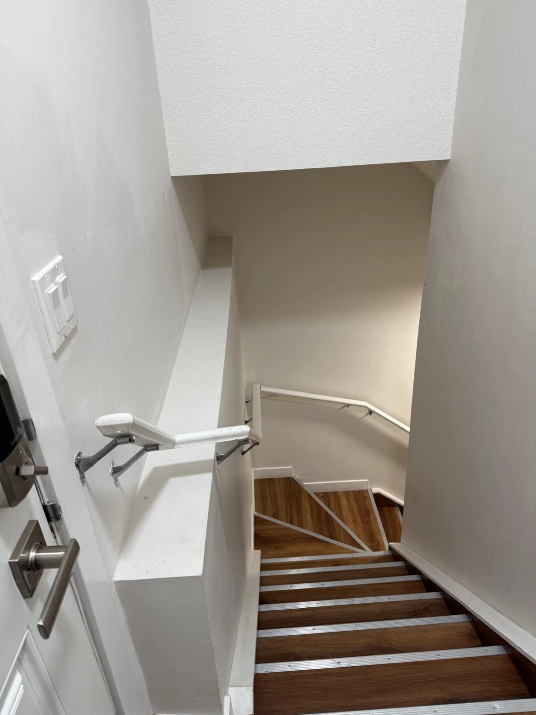 Fully furnished basement - photo 4