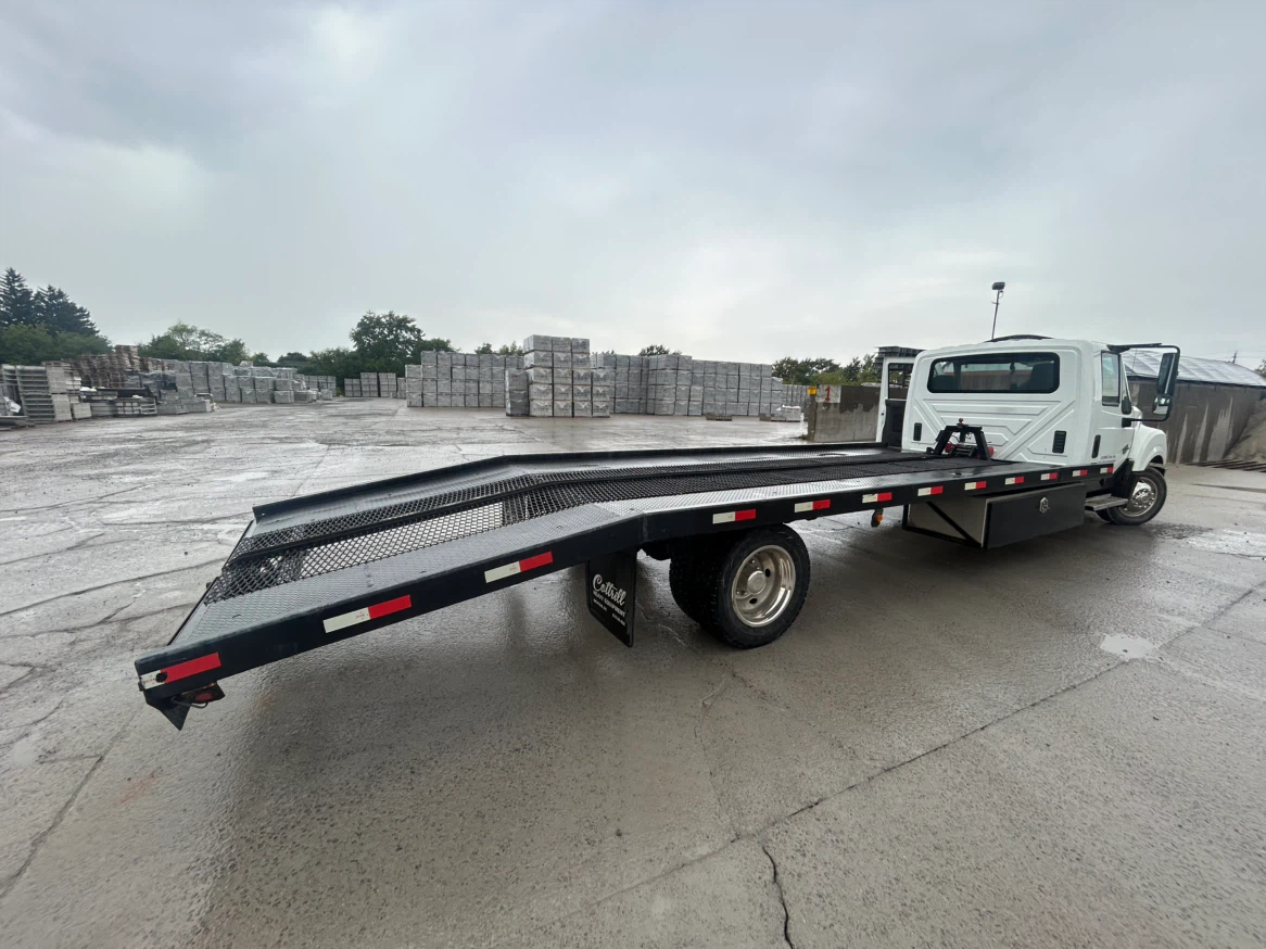 International Flatbed Tow Truck - photo 2