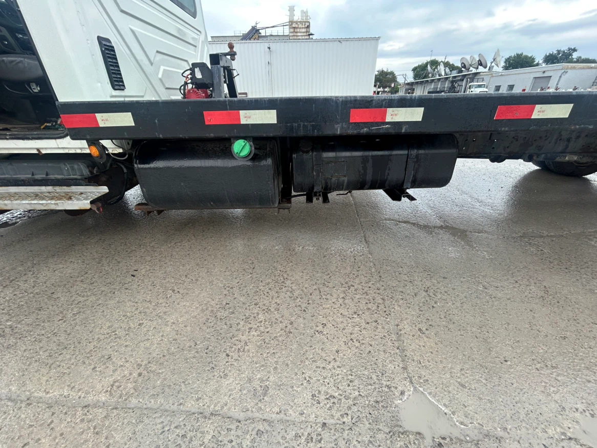 International Flatbed Tow Truck - photo 4