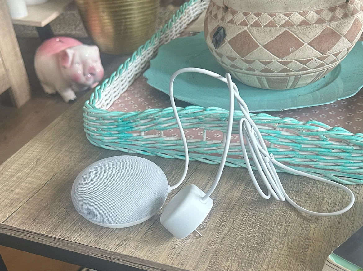 Google Nest Mini (2nd Generation) - Chalk / Light Grey