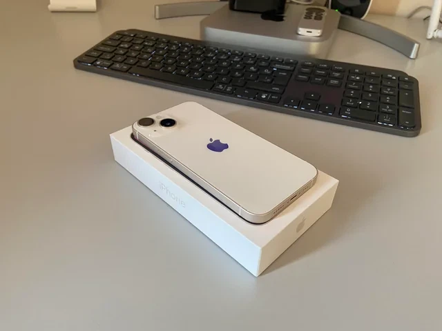Apple iPhone 14 Starlight Comes with Charger and case