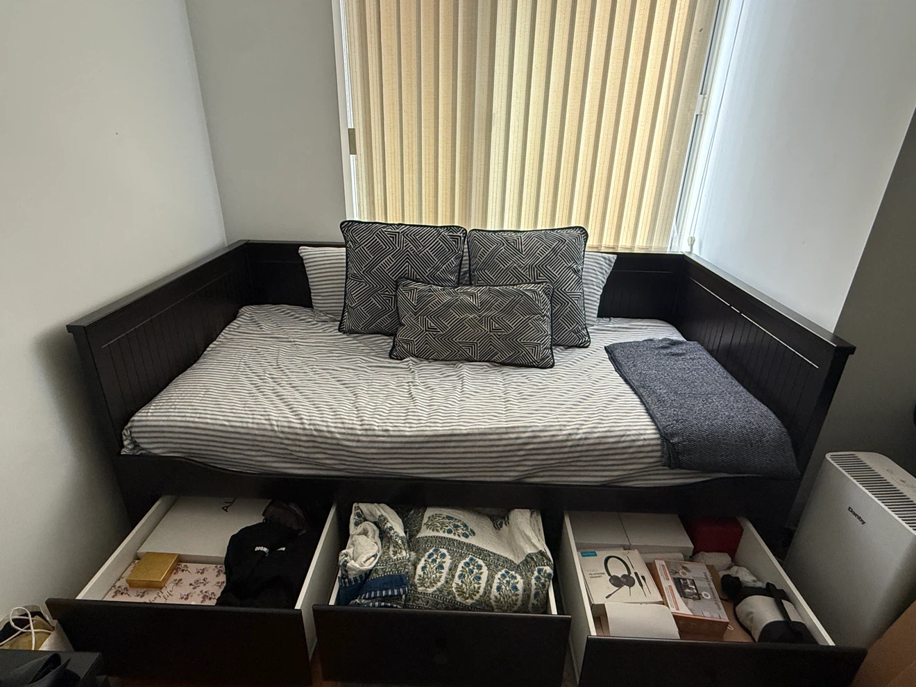 Moving sale! Ikea Hemnes Dark Brown Daybed with Storage Drawers - photo 4
