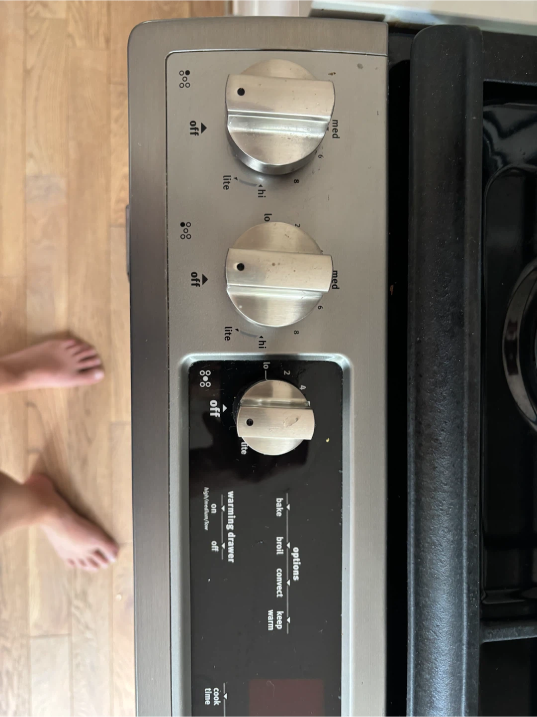 NEED TO GO TODAY Maytag MGS8800FZ1 30-inch gas range - photo 4